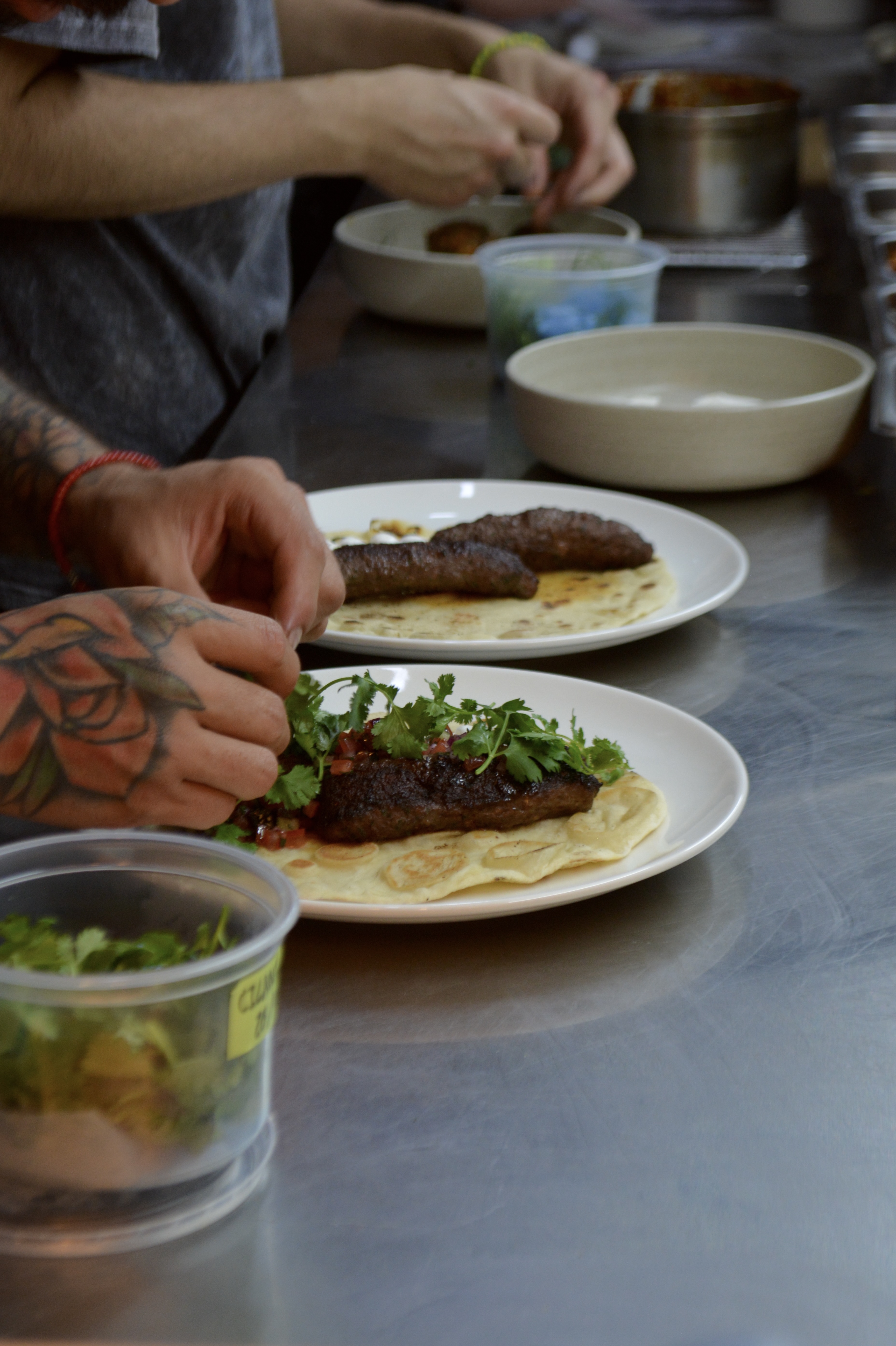 Preparación profesional de alimentos en cocina industrial